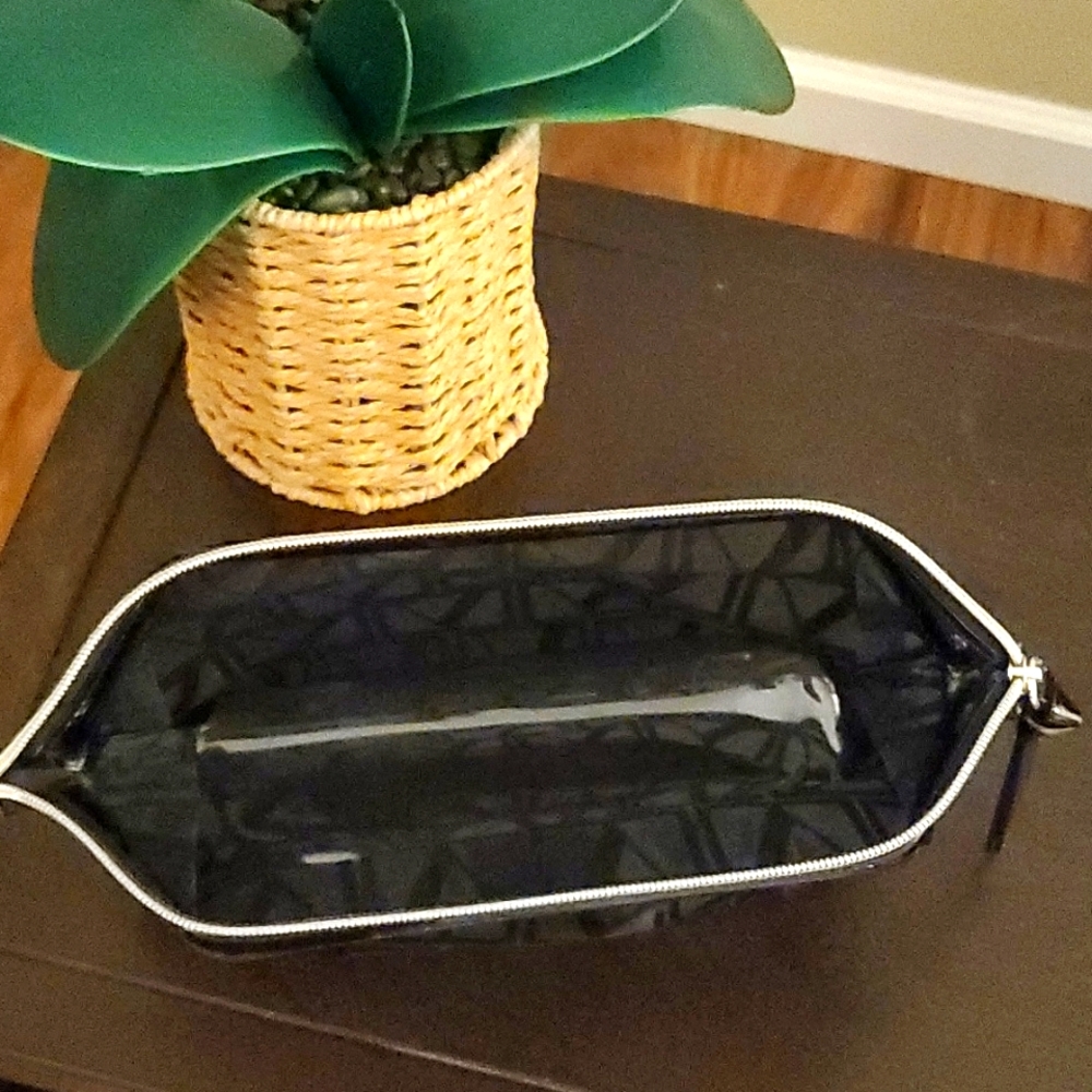 Victoria Secret Pouch👝 - Picture 3 of 3